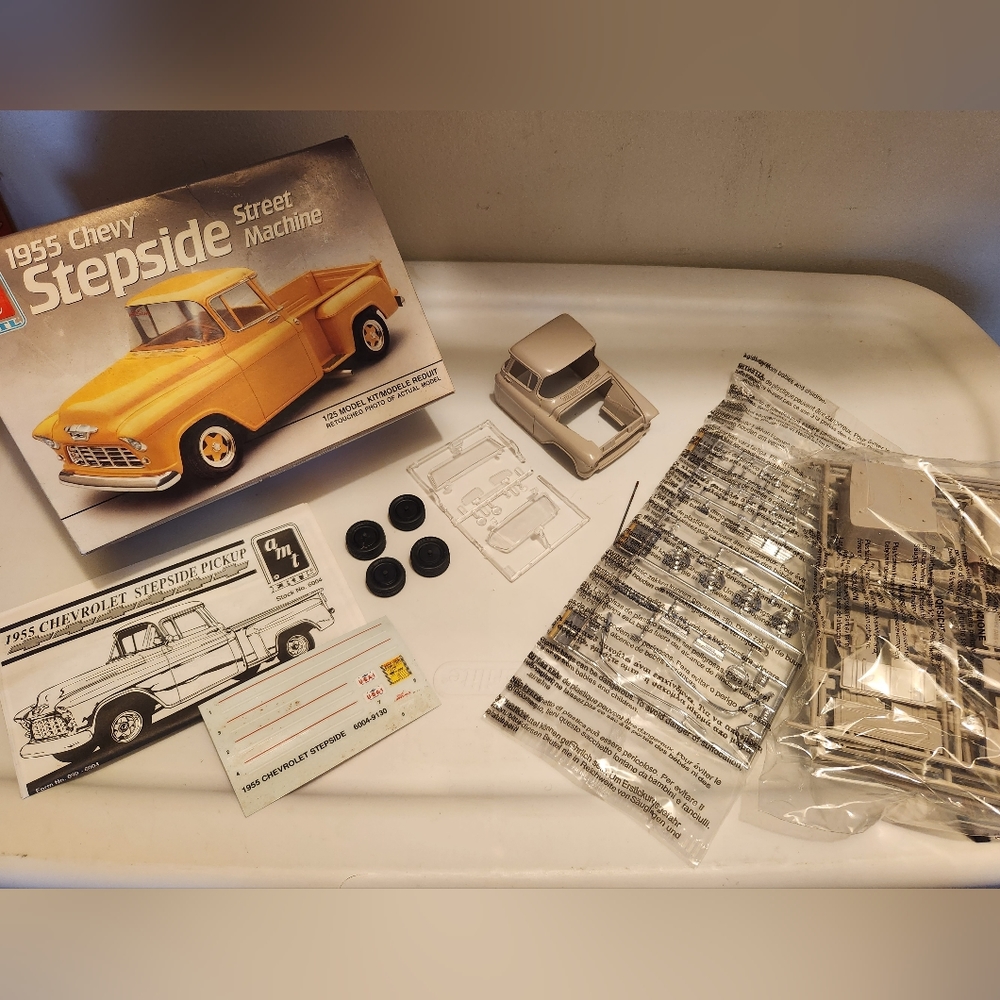 AMT ERTL 1955 Chevy Stepside Street Machine Plastic 1/25 Model Kit